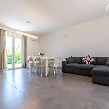 Luisa Cilento Villa *